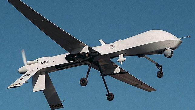 Un avión no tripulado MQ-1 «Predator» armado con misiles Hellfire