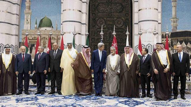 El secretario de Estado de EE.UU., John Kerry, con sus homólogos árabes, ayer en Jeddah