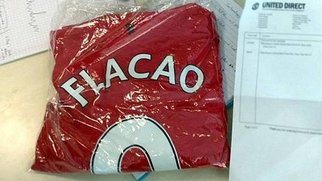 El Manchester United vende la camiseta de Falcao con una errata