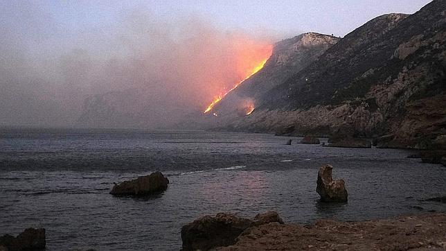 El incendio de Jávea y Denia obliga a desalojar a 1.400 personas por el humo