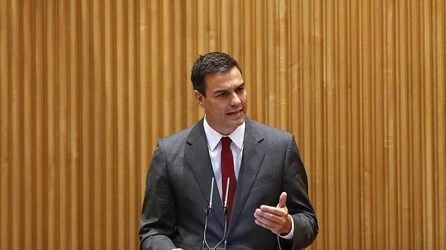 Sánchez pide a Rajoy y Mas que busquen «soluciones políticas» a la crisis catalana