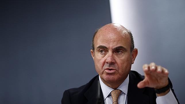 Guindos trata de zanjar la polémica con Dijsselbloem por presidir el Eurogrupo