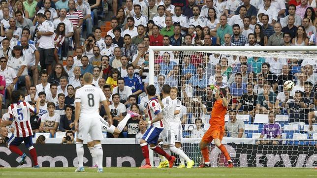 Pitos y gritos de «Íker, Íker» cada vez que el portero toca el balón