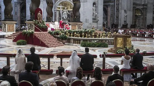Francisco oficia los primeros matrimonios de su Pontificado