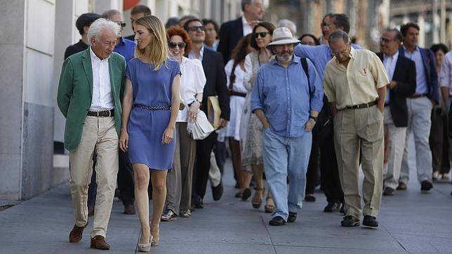 Varios miembros de Libres e Iguales caminan por las calles de Madrid en su primera aparición pública el 15 de julio