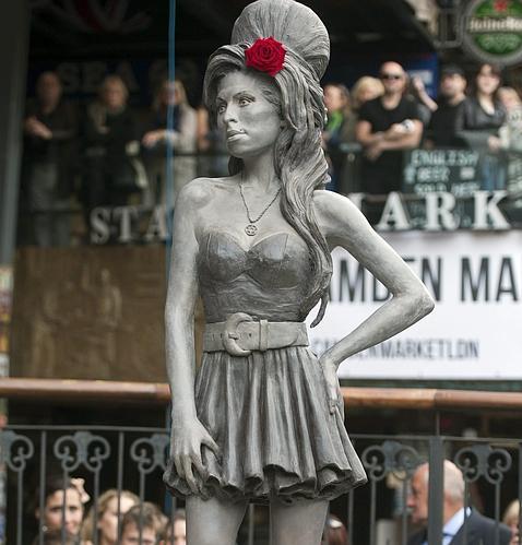 Londres recuerda a Amy Winehouse con una estatua
