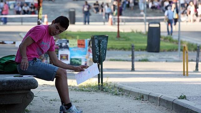 Alumno repasando antes del examen