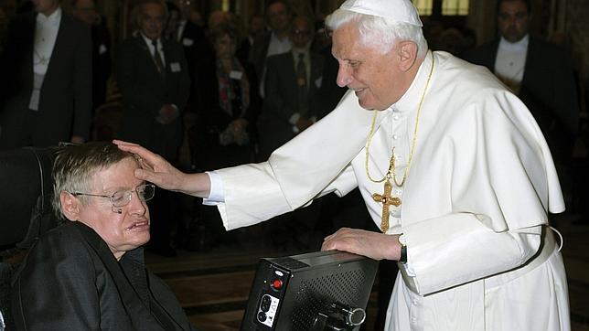 Hawking, con Benedicto XVI en un encuentro sobre ciencia y religión celebrado en el Vaticano en 2008