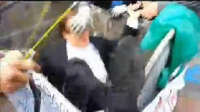 Manifestantes tiran a la basura a un diputado ucraniano