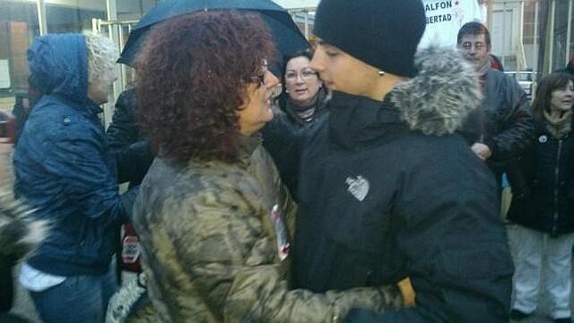 «Alfon» saluda a su madre tras salir de la cárcel de Soto del Real, donde pasó dos meses.