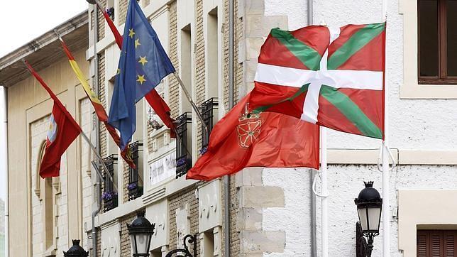Navarra quitará el sueldo de los concejales donde no se cumpla la ley de símbolos y banderas