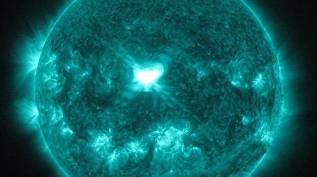 La gravedad limita la expansión del Sol que se produce a medida que consume su combustible