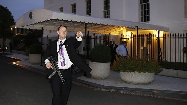 Breve evacuación de la Casa Blanca al traspasar un intruso la verja