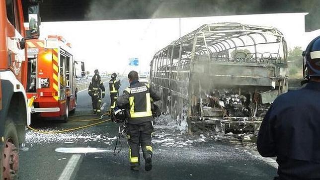 Un incendio de un autobús congestiona la carretera de Extremadura