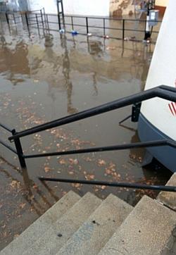 El temporal colapsa el Metro, Cercanías y los accesos por carretera a Valencia