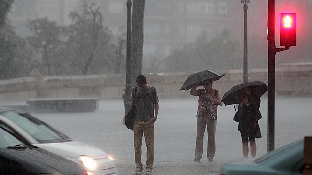Alerta por fuertes lluvias y tormentas en media España