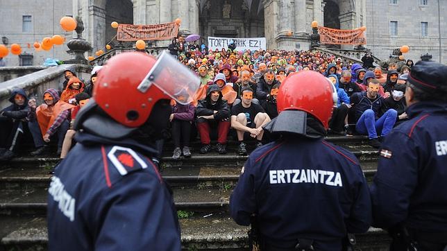 Agentes de la ertzaina frente a la Basílica de Loyola