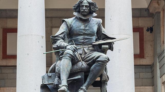 La estatua de Velázquez que preside una de las entradas del Museo del Prado