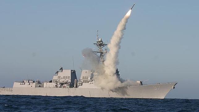 El destructor USS «Arleigh Burke» lanza un misil de crucero guiado «Tomahawk», en una imagen de archivo
