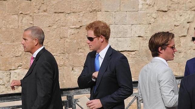 El Príncipe Enrique derrocha cariño y simpatía con los niños más desfavorecidos