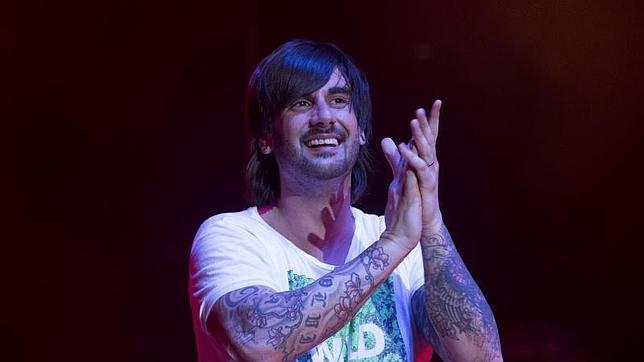 Melendi compone una canción listando sus «delitos» y criticando a los periodistas
