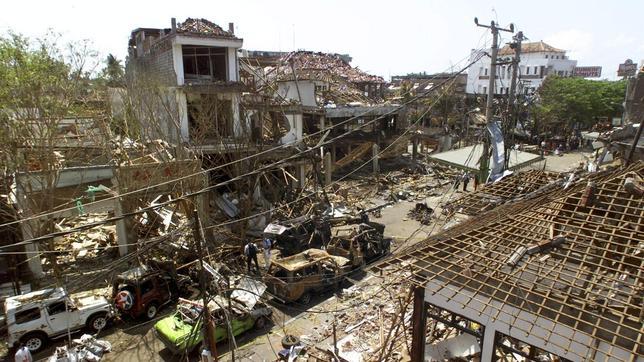 Imagen de los destrozos ocasionados tras la explosión de un coche bomba en Bali, el 12 de octubre de 2002