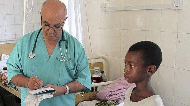 Manuel García Viejo en Sierra Leona atendiendo a un paciente