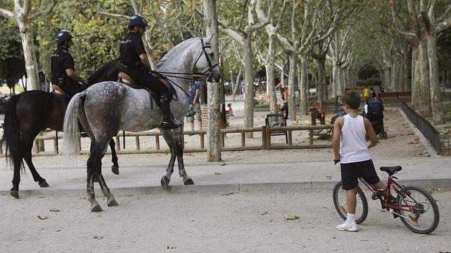Agentes de Policía a caballo patrullan en el Parque Calero, en Madrid