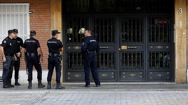 La Policía Nacional sigue practicando registros en casas de Madrid usadas por el presunto pederasta
