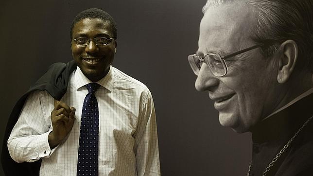 Ito Diejomaoh, director de Niger Foundation Hospital, junto a la imagen de Álvaro del Portillo