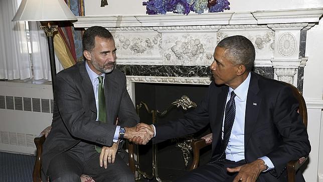 El presidente de Estados Unidos estrecha la mano de Don Felipe antes de la reunión que mantuvieron en Nueva York