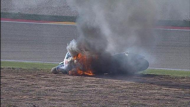 Héctor Barberá salta en marcha tras incendiarse su Ducati