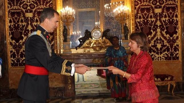 Su Majestad el Rey recibe la Carta Credencial de la embajadora de la República de Uganda