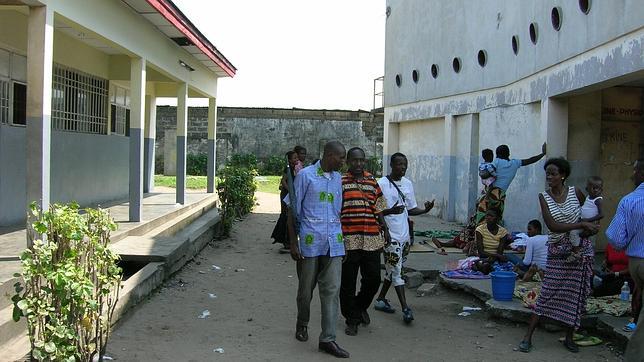 Imagen del exterior del Centre Hospitalier Monkole en Kinshasa, República Democrática del Kongo