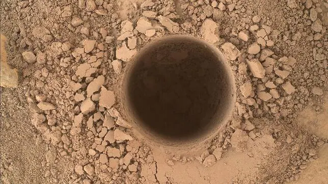 El agujero de la primera muestra tomada por el Curiosity en el monte Sharp