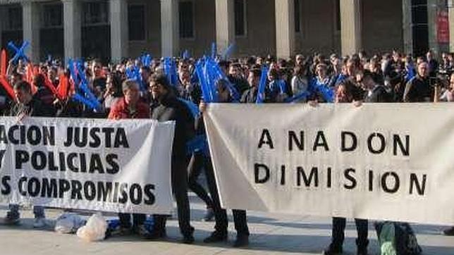 Policías y bomberos de Zaragoza piden la dimisión de Pérez Anadón, candidato a las primarias y actual teniente de alcalde