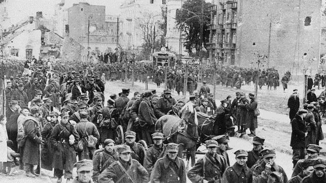 Varsovia cae en manos de Hitler tras 27 días de campaña