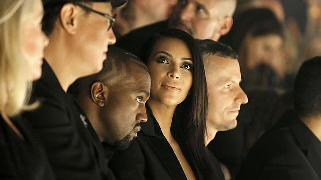 Kim Kardashian, abucheada y agredida en la semana de la moda parisina