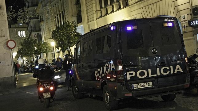 Agentes de la Policía Nacional en un operativo policial en Madrid