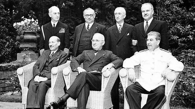 Harry S. Truman, en el centro: «Hace dieciséis horas un avión estadounidense dejó caer una bomba sobre Hiroshima»