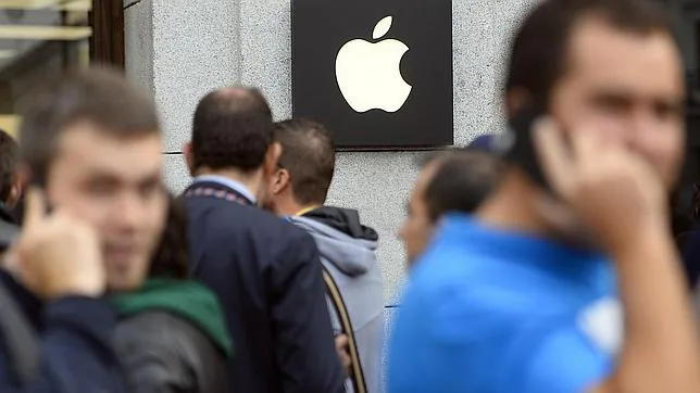 Usuarios frente a la Apple Store de Sol en Madrid