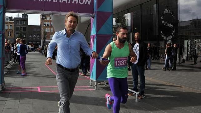 Shia LaBeouf corre 144 vueltas alrededor del Museo Stedelijk de Amsterdam