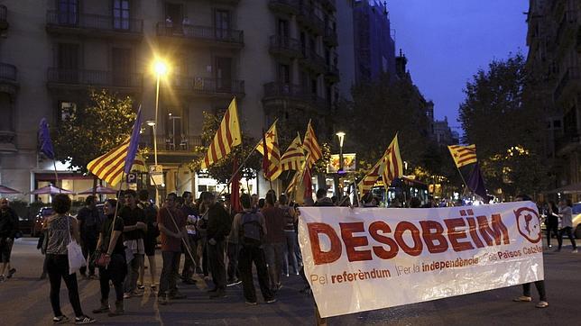 Tres centenares de personas reivindican la desobediencia al TC ante la Delegación del Gobierno de Barcelona