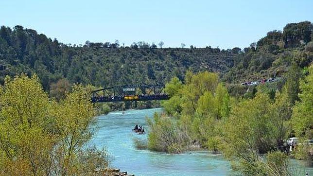 Retan a Rudi a beberse el agua contaminada del río Gállego