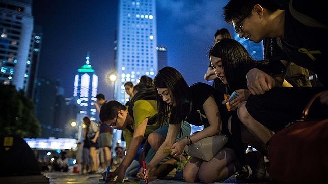 Estudiantes de Hong Kong asedian la oficina del jefe ejecutivo para que dimita