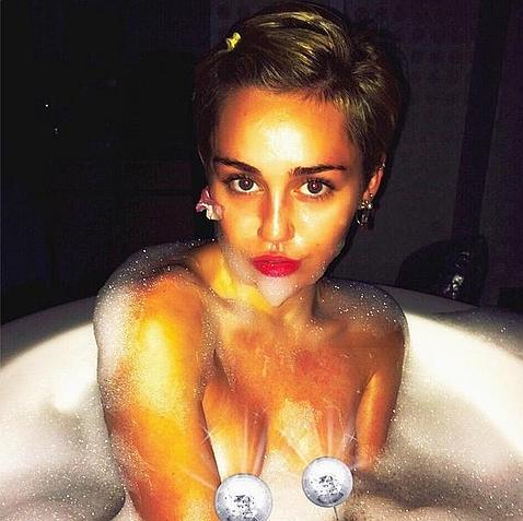 Miley Cyrus no puede parar de posar desnuda