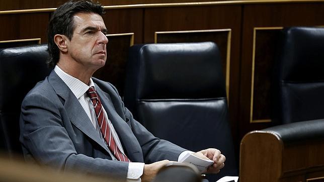 Soria insiste en que el precio de la luz bajará más del 3% este año