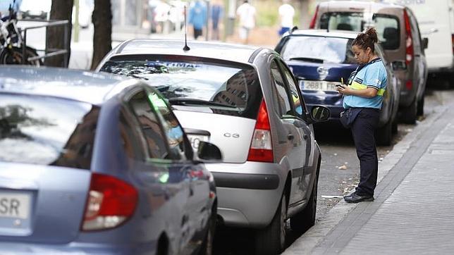 Palizas e insultos de propina para los vigilantes de parquímetros en Madrid