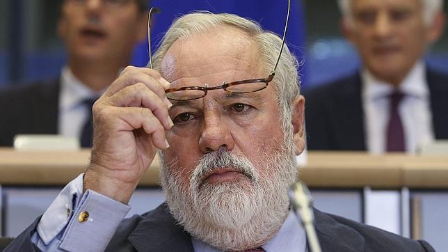 El dictamen sobre la idoneidad de Arias Cañete como comisario se pospone al martes