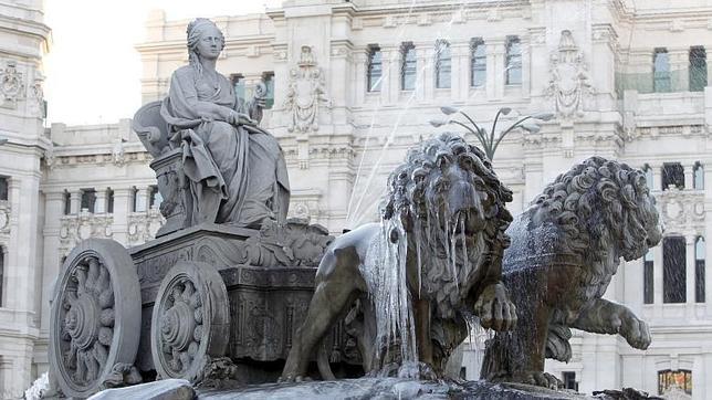 El agua de la fuente de la diosa Cibeles helada por las bajas temperaturas registradas en Madrid